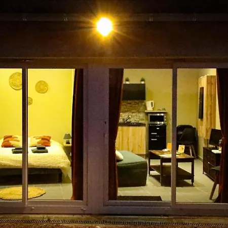 Terrasse Couverte Et Bbq - Petite Maison Cosy Magnet